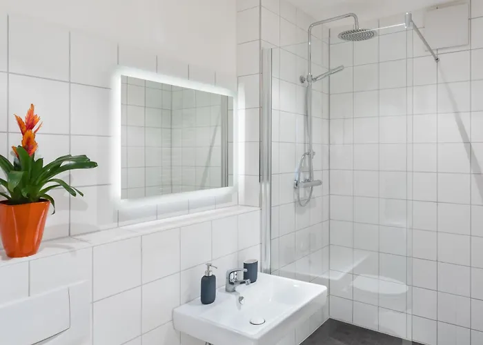 Thezion, Lovely 1 Bedroom Up To 3 Apartment *