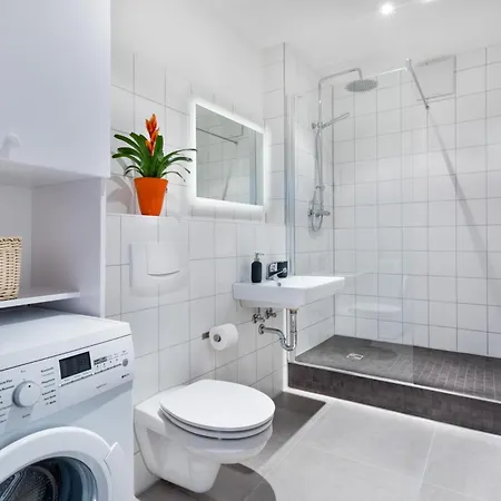 Thezion, Lovely 1 Bedroom Up To 3 Berlim