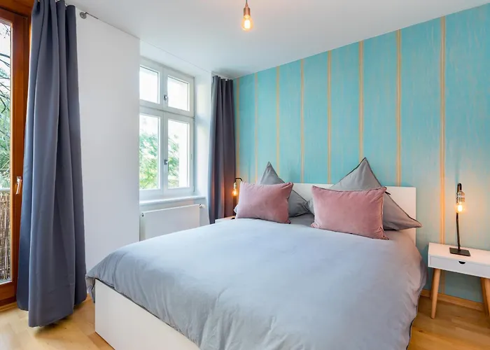 Thezion, Lovely 1 Bedroom Up To 3