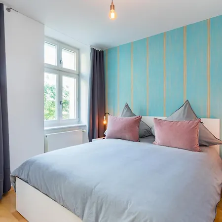 Thezion, Lovely 1 Bedroom Up To 3